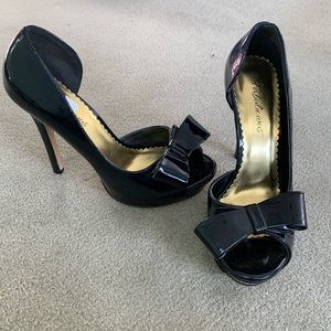 Shiny black heels with bow